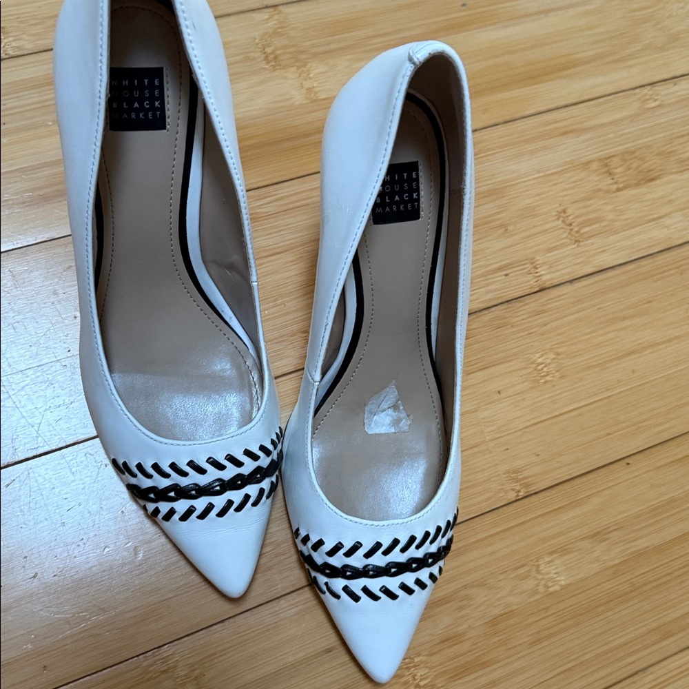 White House Black Market Shoes Womens 8m With Black Emblem